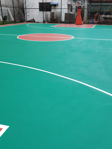 乌达 球场长期使用易出现地面开裂